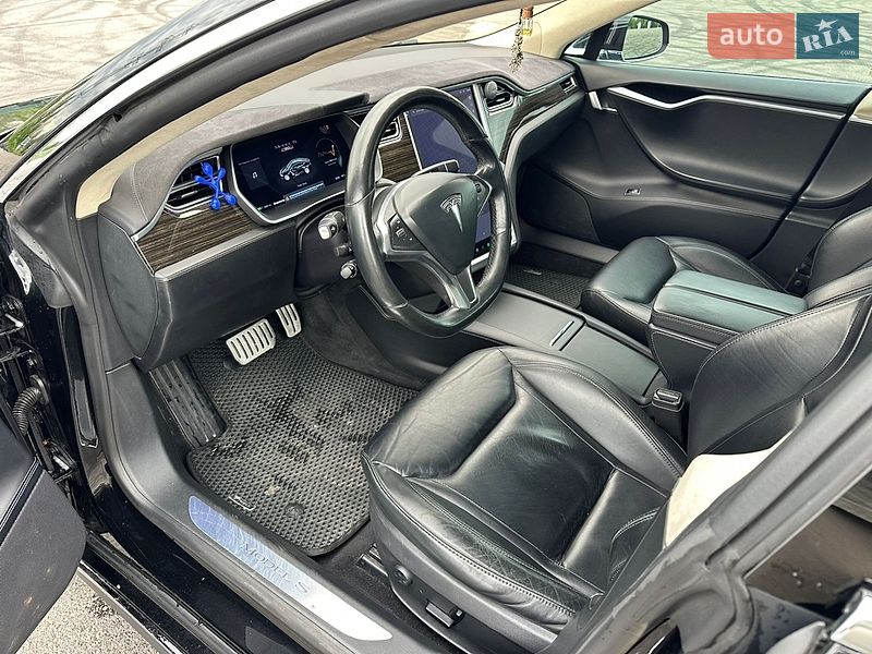 Лифтбек Tesla Model S 2016 в Киеве