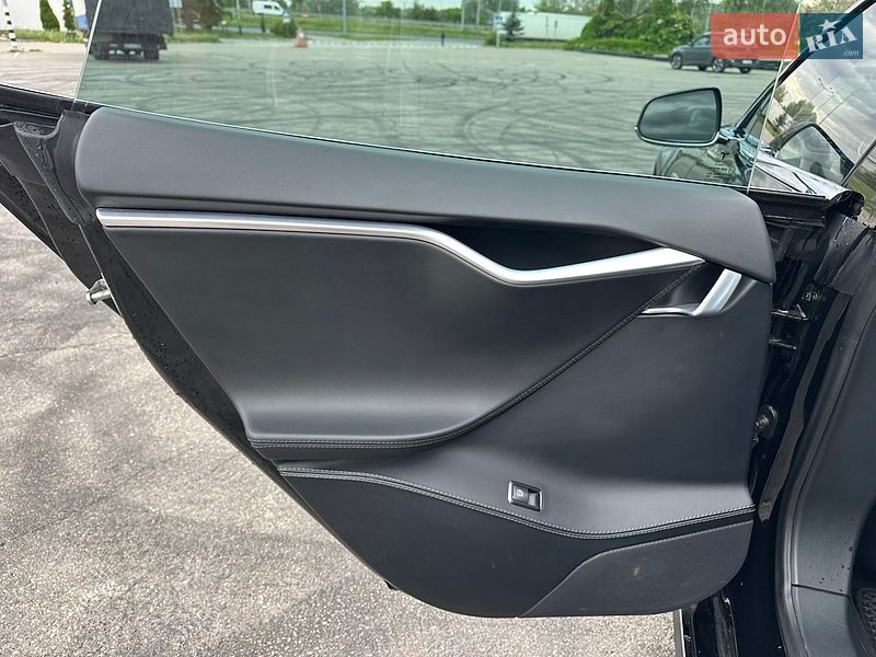 Лифтбек Tesla Model S 2016 в Киеве