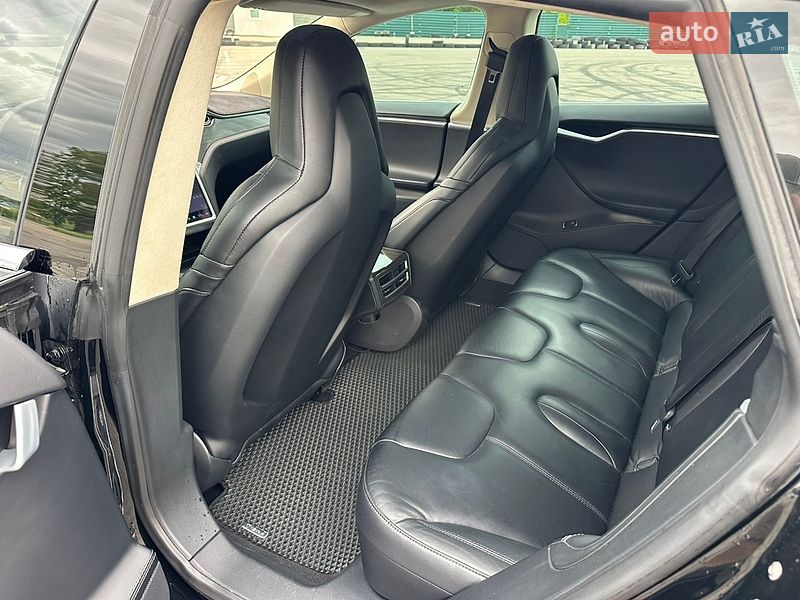 Лифтбек Tesla Model S 2016 в Киеве