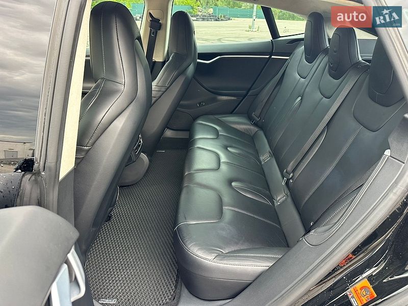 Лифтбек Tesla Model S 2016 в Киеве