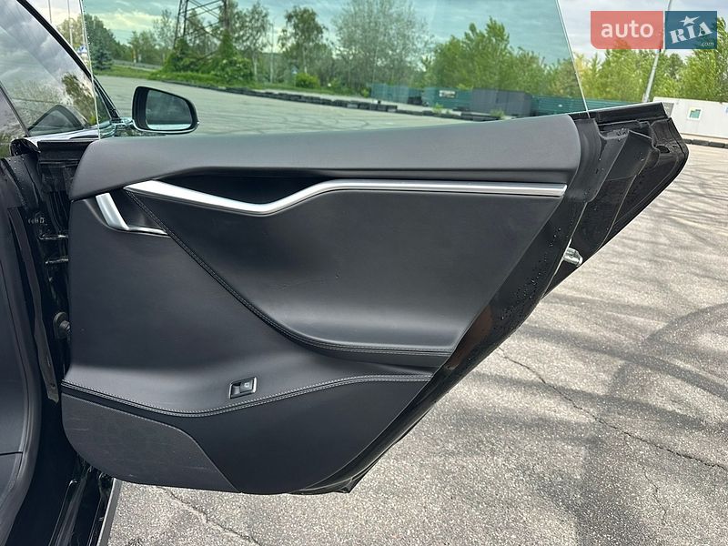Ліфтбек Tesla Model S 2016 в Києві
