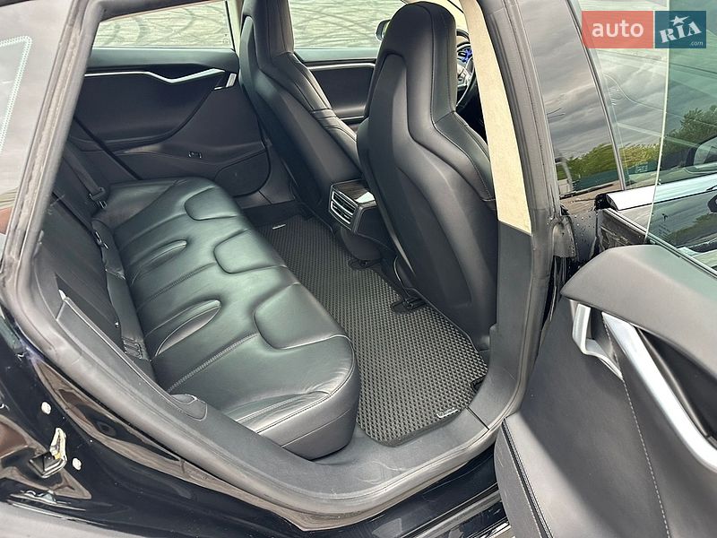 Лифтбек Tesla Model S 2016 в Киеве