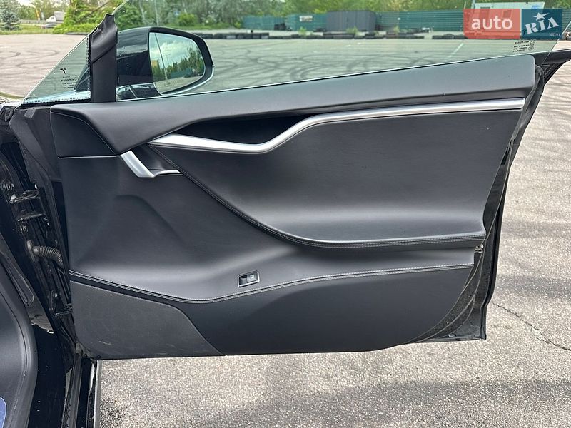 Лифтбек Tesla Model S 2016 в Киеве