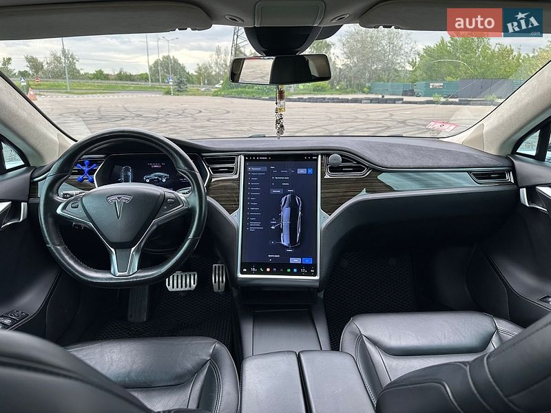 Лифтбек Tesla Model S 2016 в Киеве