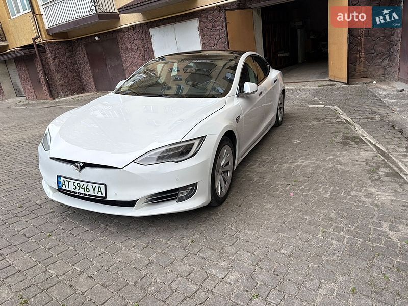 Ліфтбек Tesla Model S 2016 в Івано-Франківську