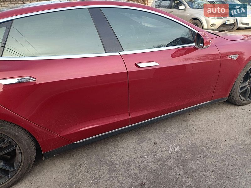 Лифтбек Tesla Model S 2015 в Кривом Роге