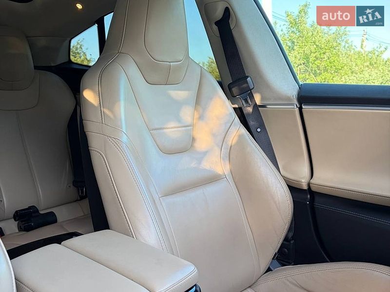 Лифтбек Tesla Model S 2015 в Львове
