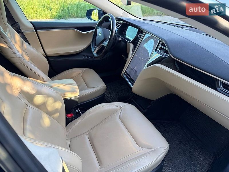 Лифтбек Tesla Model S 2015 в Львове