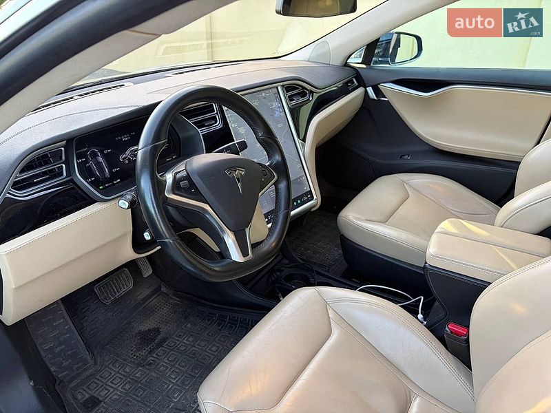 Лифтбек Tesla Model S 2015 в Львове
