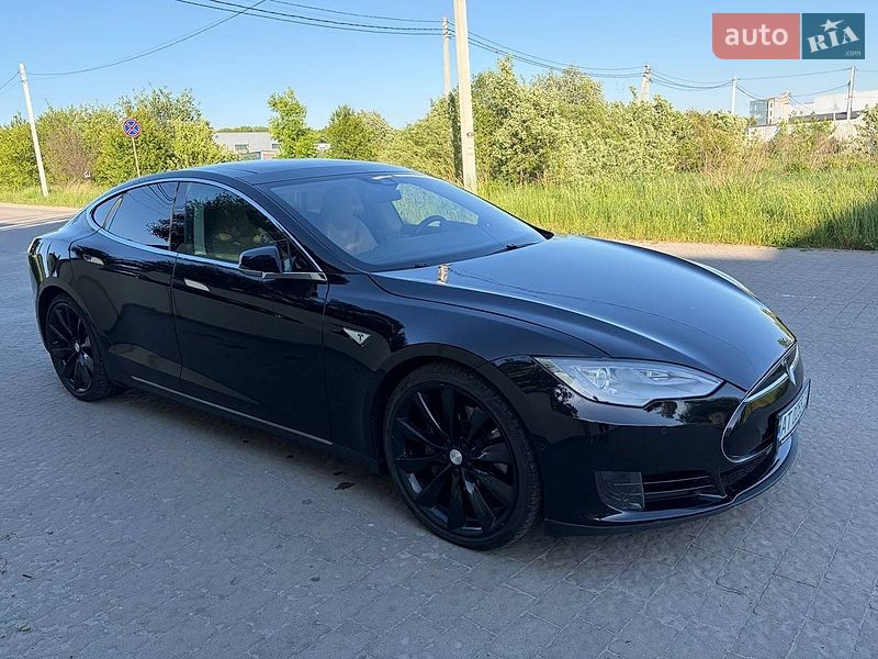 Лифтбек Tesla Model S 2015 в Львове