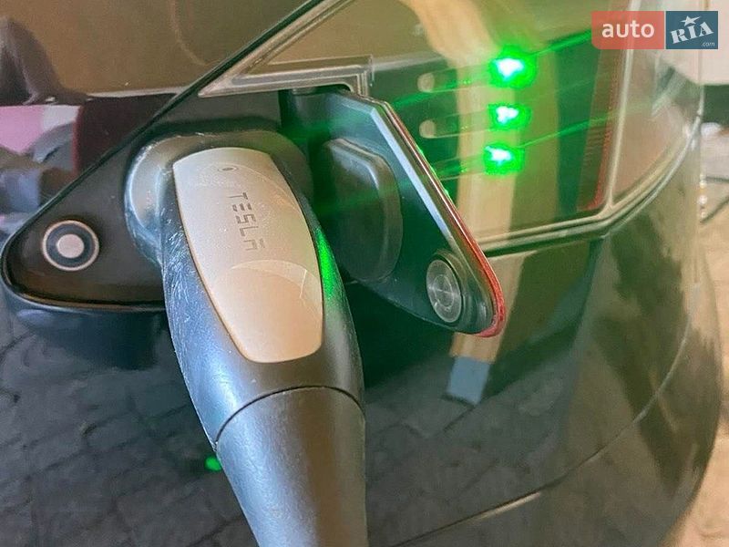Ліфтбек Tesla Model S 2015 в Львові