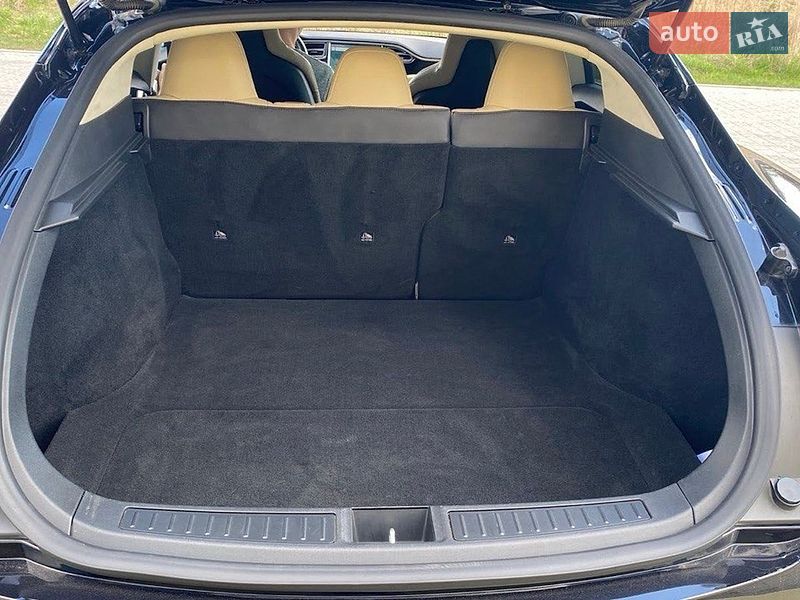 Ліфтбек Tesla Model S 2015 в Львові