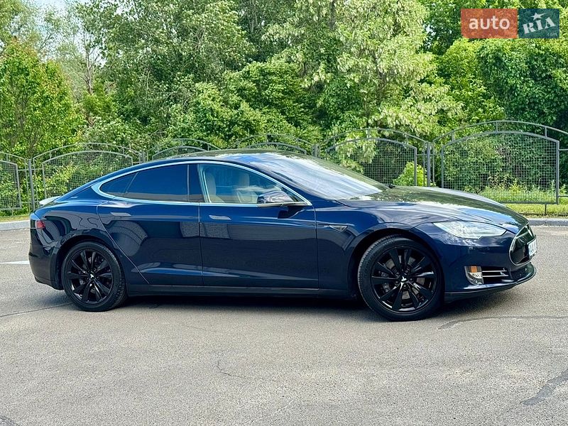 Лифтбек Tesla Model S 2014 в Буче