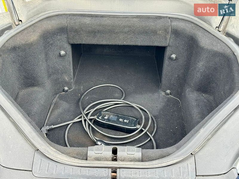 Лифтбек Tesla Model S 2014 в Буче