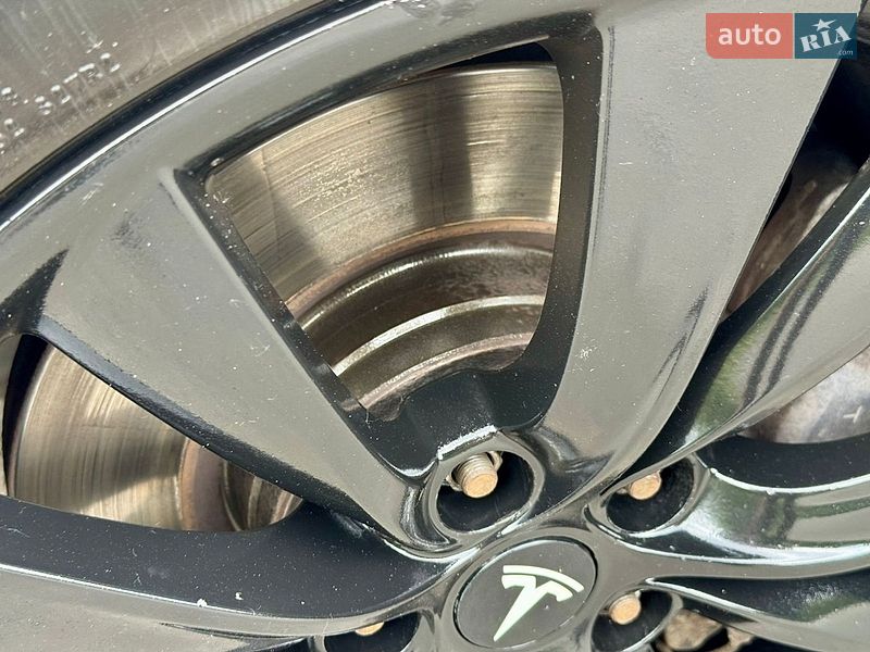 Лифтбек Tesla Model S 2014 в Буче