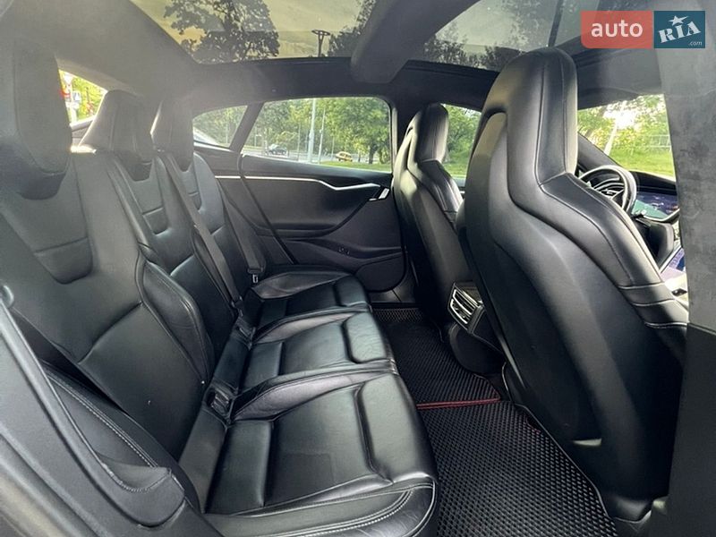 Лифтбек Tesla Model S 2015 в Виннице