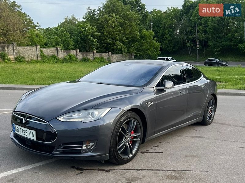 Лифтбек Tesla Model S 2015 в Виннице