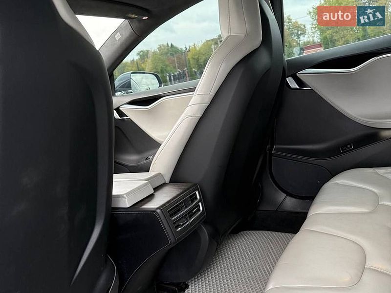 Ліфтбек Tesla Model S 2015 в Вінниці