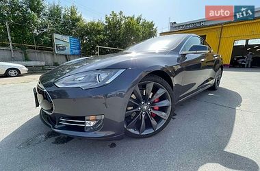 Лифтбек Tesla Model S 2015 в Чернигове