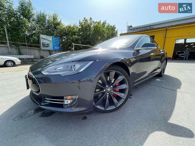Лифтбек Tesla Model S 2015 в Чернигове