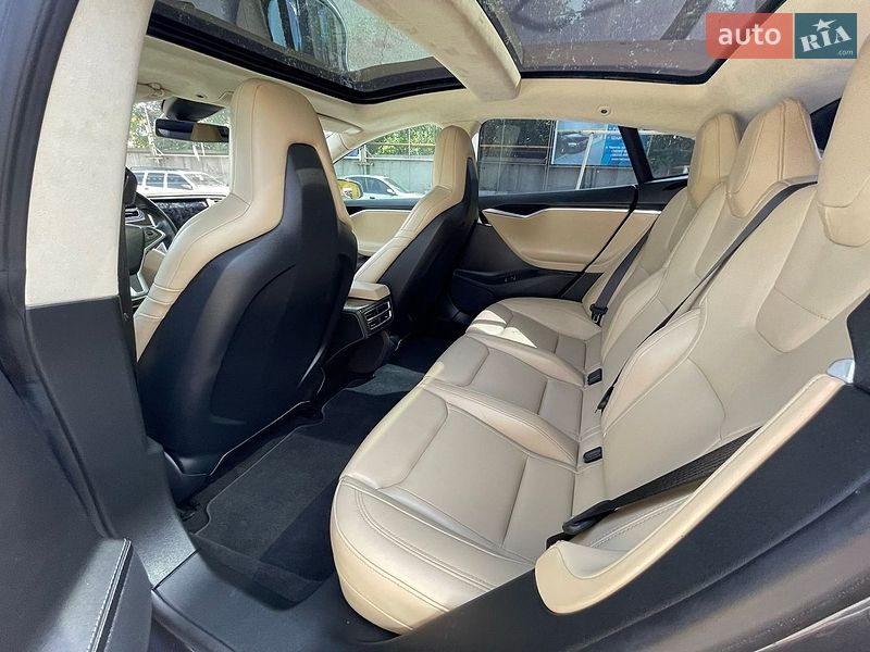 Лифтбек Tesla Model S 2015 в Чернигове