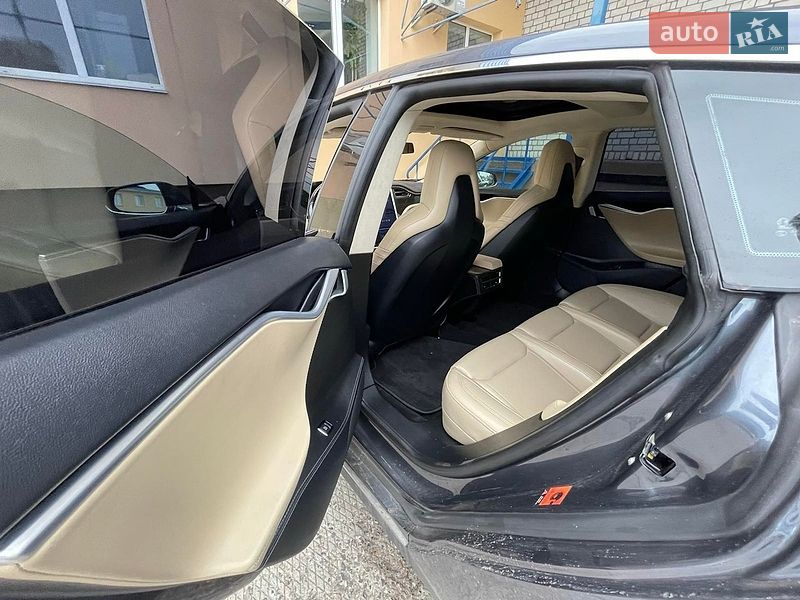 Лифтбек Tesla Model S 2015 в Чернигове
