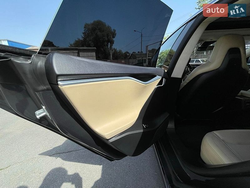 Лифтбек Tesla Model S 2015 в Чернигове