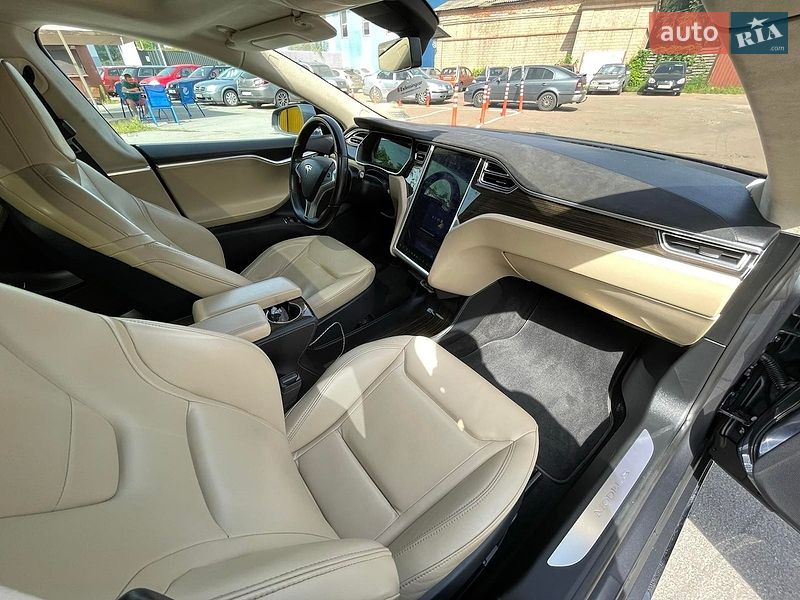 Лифтбек Tesla Model S 2015 в Чернигове