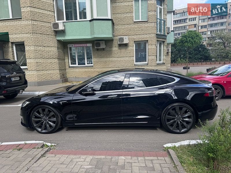 Лифтбек Tesla Model S 2017 в Киеве