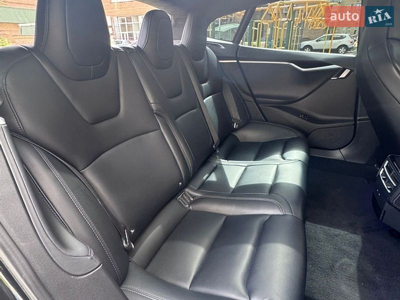 Лифтбек Tesla Model S 2017 в Киеве