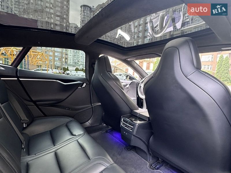 Ліфтбек Tesla Model S 2017 в Києві