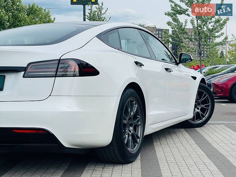 Лифтбек Tesla Model S 2022 в Киеве