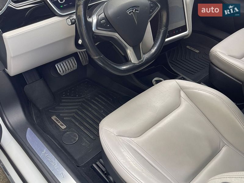 Лифтбек Tesla Model S 2015 в Виннице