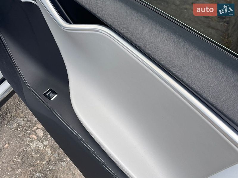 Лифтбек Tesla Model S 2015 в Виннице