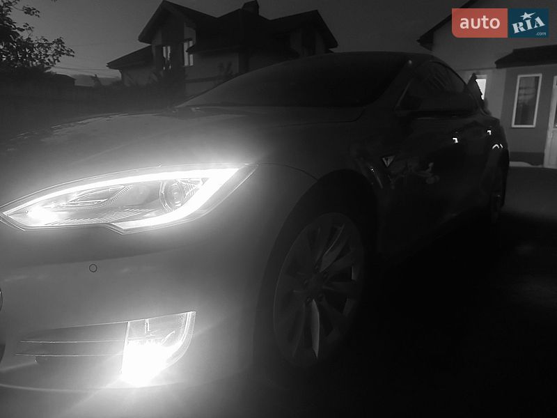 Ліфтбек Tesla Model S 2015 в Львові