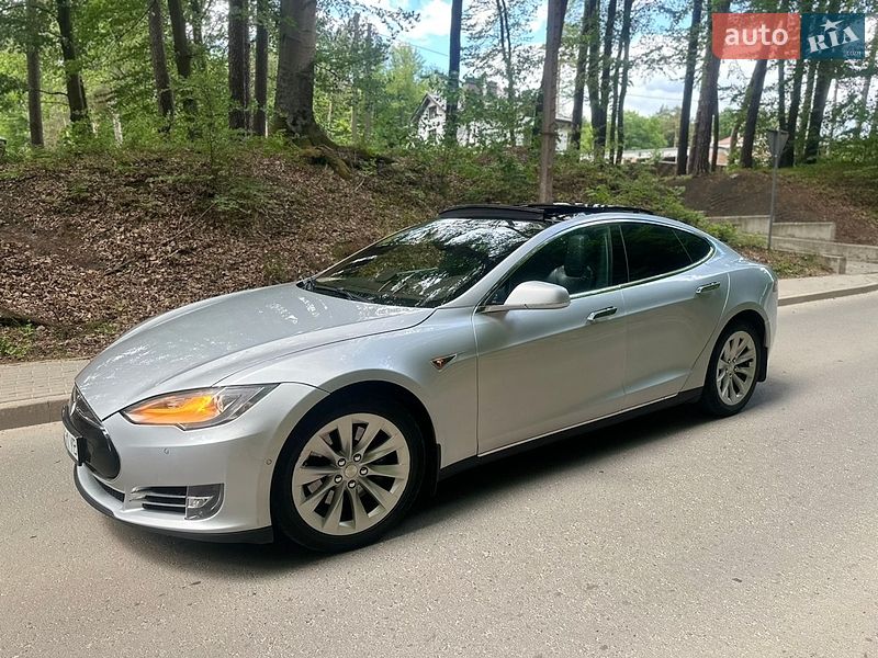 Ліфтбек Tesla Model S 2015 в Львові