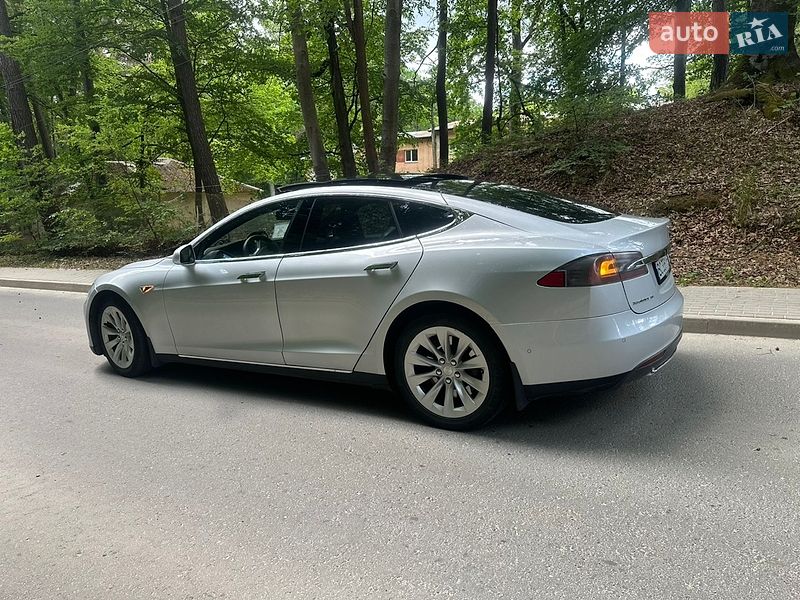 Ліфтбек Tesla Model S 2015 в Львові