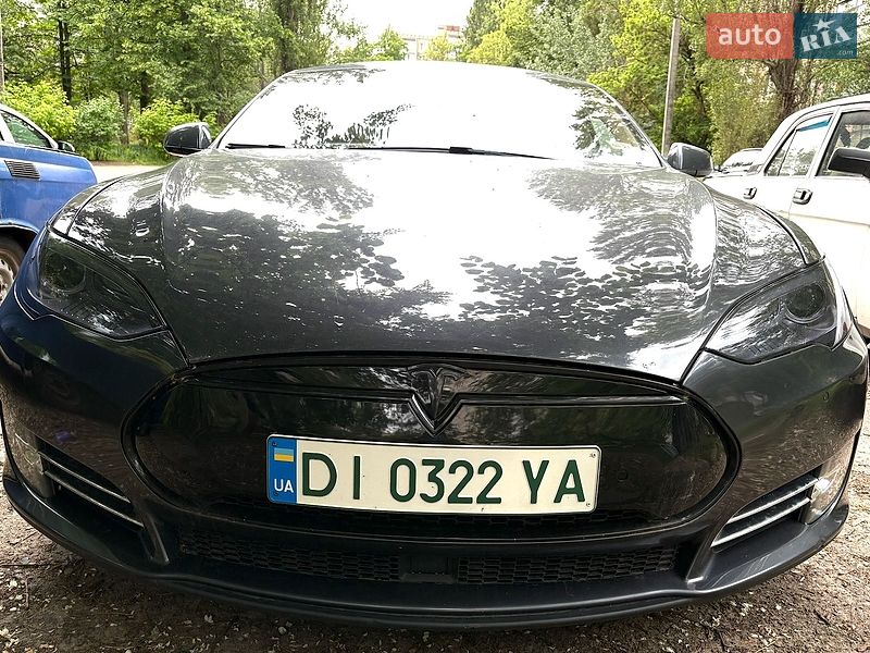 Лифтбек Tesla Model S 2015 в Чернигове