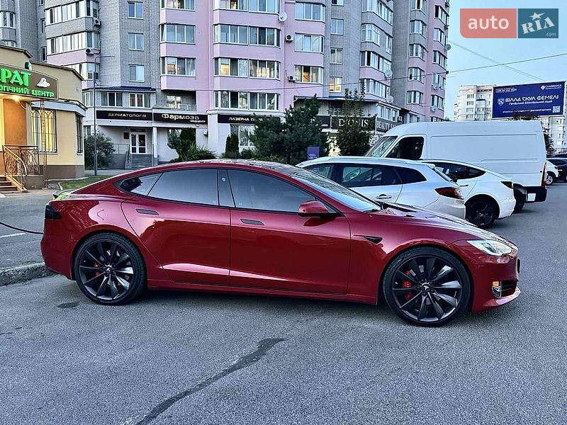 Лифтбек Tesla Model S 2017 в Львове
