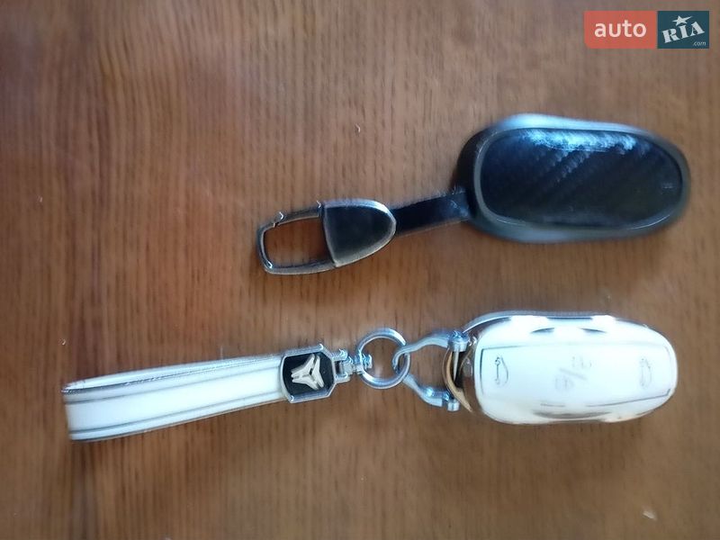 Лифтбек Tesla Model S 2017 в Львове