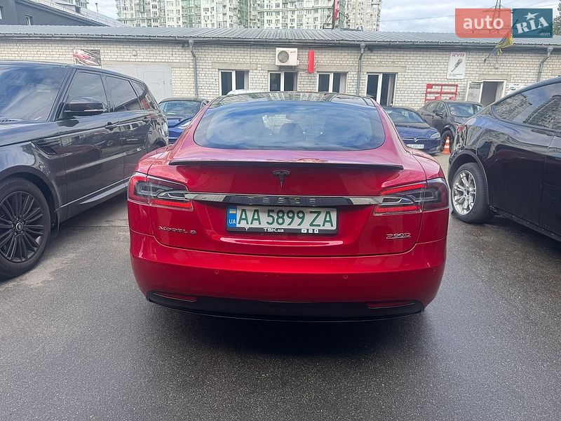 Лифтбек Tesla Model S 2016 в Киеве