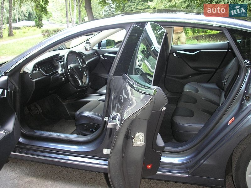 Лифтбек Tesla Model S 2017 в Нежине