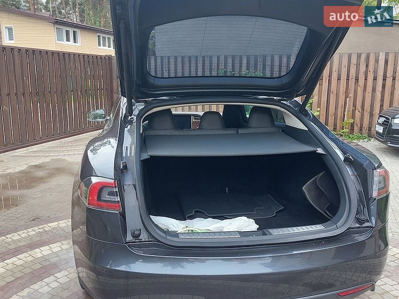 Ліфтбек Tesla Model S 2016 в Києві