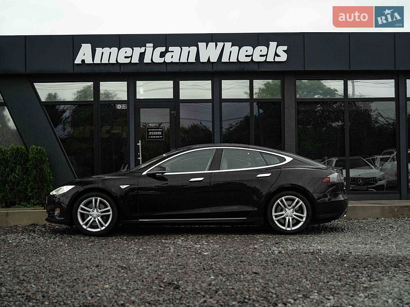 Лифтбек Tesla Model S 2015 в Черновцах