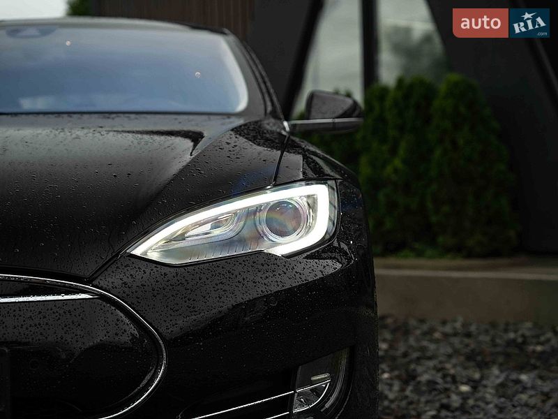 Лифтбек Tesla Model S 2015 в Черновцах