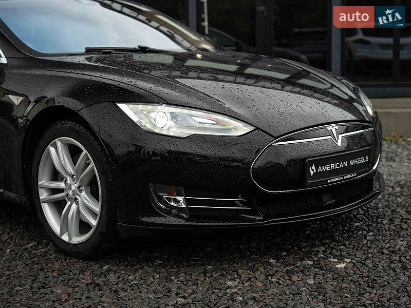 Лифтбек Tesla Model S 2015 в Черновцах