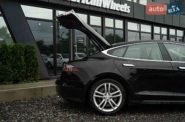 Лифтбек Tesla Model S 2015 в Черновцах