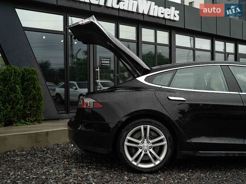 Лифтбек Tesla Model S 2015 в Черновцах