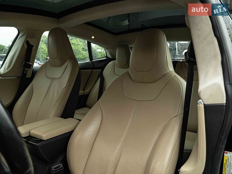 Лифтбек Tesla Model S 2015 в Черновцах