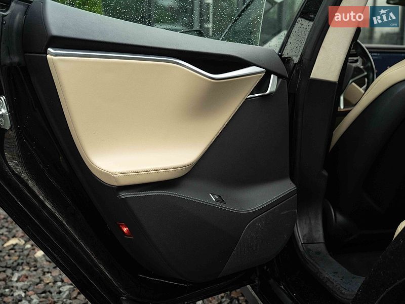 Лифтбек Tesla Model S 2015 в Черновцах